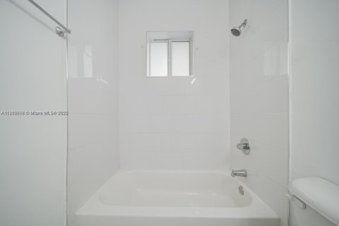 House in Miami, Florida 3 bedrooms, 215.25 sq.m. № 1973723 - photo 13