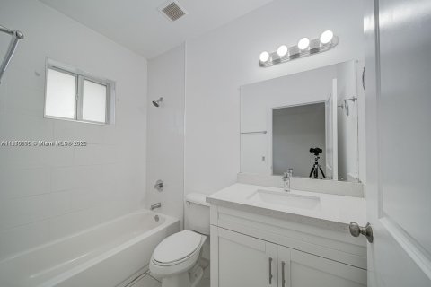 House in Miami, Florida 3 bedrooms, 215.25 sq.m. № 1973723 - photo 14