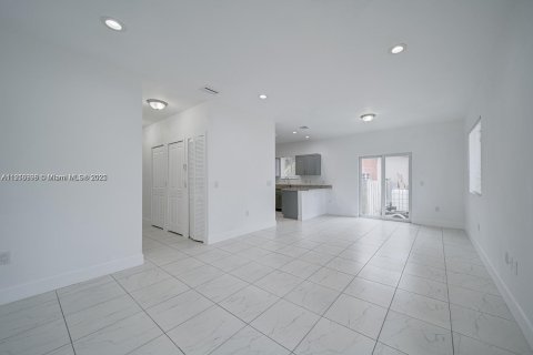 House in Miami, Florida 3 bedrooms, 215.25 sq.m. № 1973723 - photo 4
