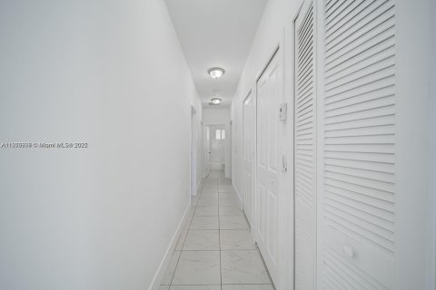 House in Miami, Florida 3 bedrooms, 215.25 sq.m. № 1973723 - photo 6