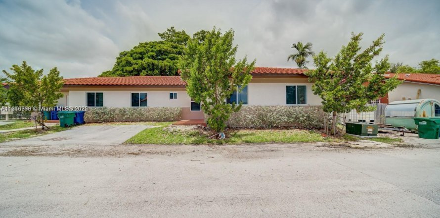 House in Miami, Florida 3 bedrooms, 215.25 sq.m. № 1973723