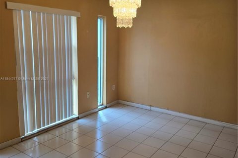 House in Miami, Florida 5 bedrooms, 260.59 sq.m. № 1960959 - photo 3