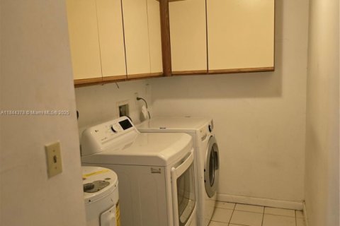 House in Miami, Florida 5 bedrooms, 260.59 sq.m. № 1960959 - photo 5