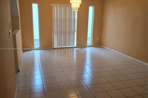 House in Miami, Florida 5 bedrooms, 260.59 sq.m. № 1960959 - photo 6