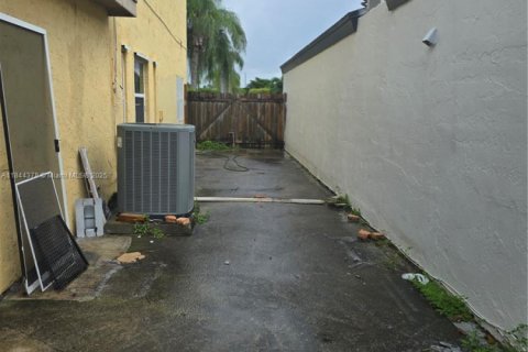 House in Miami, Florida 5 bedrooms, 260.59 sq.m. № 1960959 - photo 10