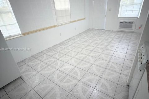 Apartment in Miami, Florida 4 bedrooms, 55.74 sq.m. № 2073603 - photo 5