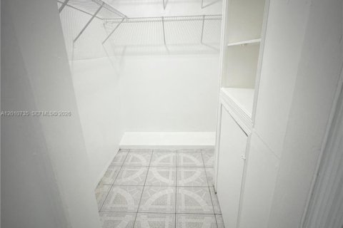 Apartment in Miami, Florida 4 bedrooms, 55.74 sq.m. № 2073603 - photo 12