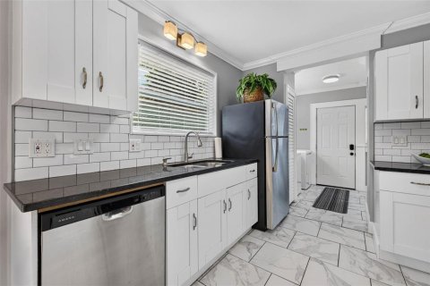 House in Saint Petersburg, Florida 4 bedrooms, 159.7 sq.m. № 2355180 - photo 13