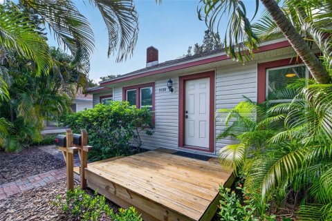 House in Saint Petersburg, Florida 4 bedrooms, 159.7 sq.m. № 2355180 - photo 3