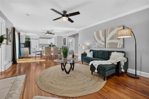 House in Saint Petersburg, Florida 4 bedrooms, 159.7 sq.m. № 2355180 - photo 5