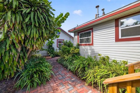 House in Saint Petersburg, Florida 4 bedrooms, 159.7 sq.m. № 2355180 - photo 28