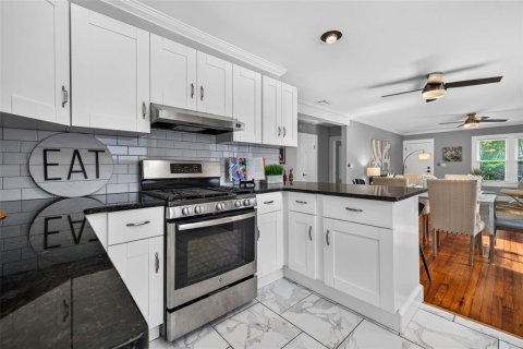 House in Saint Petersburg, Florida 4 bedrooms, 159.7 sq.m. № 2355180 - photo 12