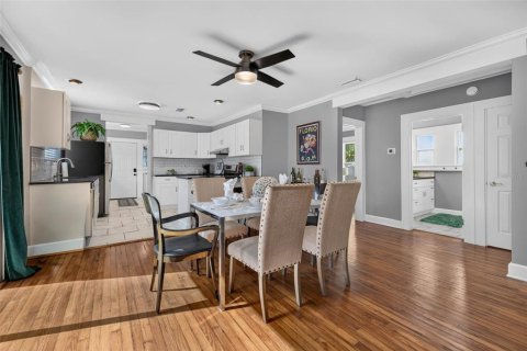 House in Saint Petersburg, Florida 4 bedrooms, 159.7 sq.m. № 2355180 - photo 14