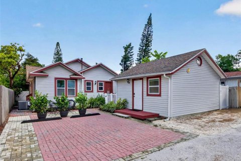 House in Saint Petersburg, Florida 4 bedrooms, 159.7 sq.m. № 2355180