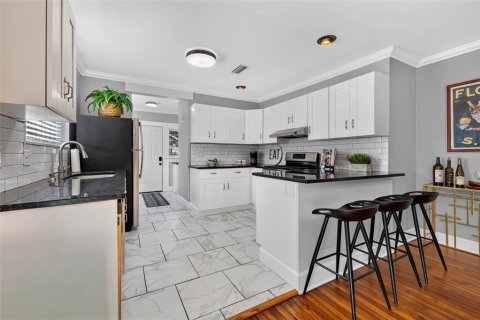 House in Saint Petersburg, Florida 4 bedrooms, 159.7 sq.m. № 2355180 - photo 9