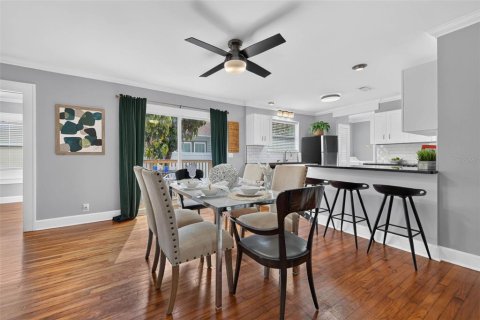 House in Saint Petersburg, Florida 4 bedrooms, 159.7 sq.m. № 2355180 - photo 8