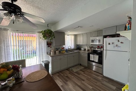 Кондоминиум с 2 спальнями в Лодерхилл, Флорида № 1971523