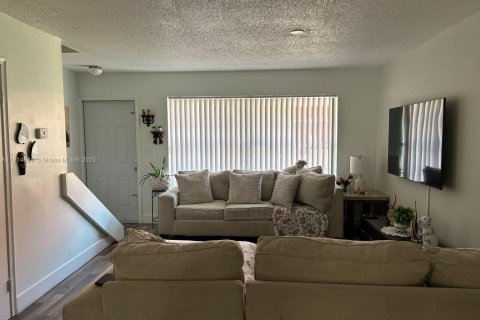 Купить кондоминиум в Лодерхилл, Флорида 2 спальни, 87.33м2, № 1971523 - фото 3