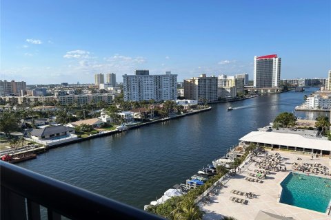 Condo in Hallandale Beach, Florida, 1 bedroom  № 1940748 - photo 2