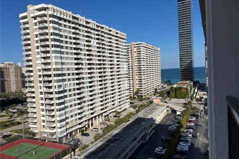 Condo in Hallandale Beach, Florida, 1 bedroom  № 1940748 - photo 16
