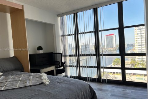Condo in Hallandale Beach, Florida, 1 bedroom  № 1940748 - photo 9