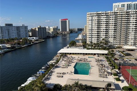 Condo in Hallandale Beach, Florida, 1 bedroom  № 1940748 - photo 18