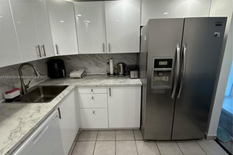 Condo in Hallandale Beach, Florida, 1 bedroom  № 1940748 - photo 6