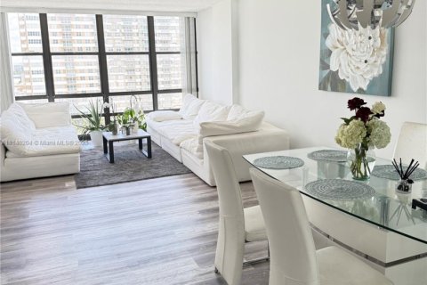 Condo in Hallandale Beach, Florida, 1 bedroom  № 1940748 - photo 23