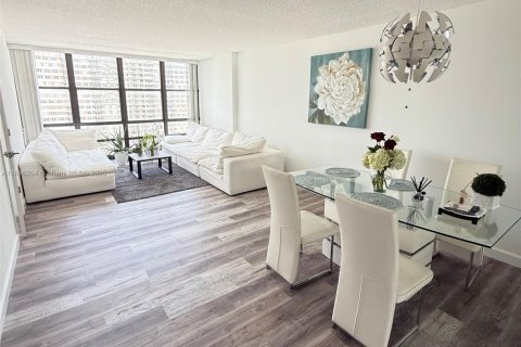 Condo in Hallandale Beach, Florida, 1 bedroom  № 1940748 - photo 4