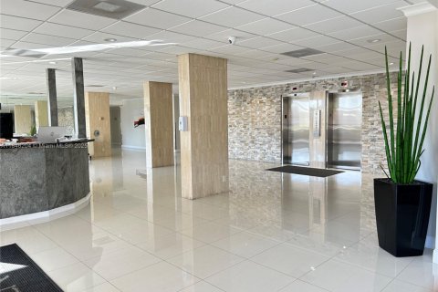 Condo in Hallandale Beach, Florida, 1 bedroom  № 1940748 - photo 20
