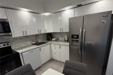 Condo in Hallandale Beach, Florida, 1 bedroom  № 1940748 - photo 3