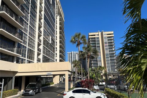 Condo in Hallandale Beach, Florida, 1 bedroom  № 1940748 - photo 1