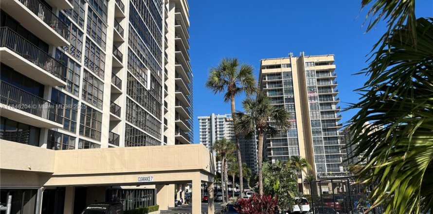 Condo in Hallandale Beach, Florida, 1 bedroom № 1940748