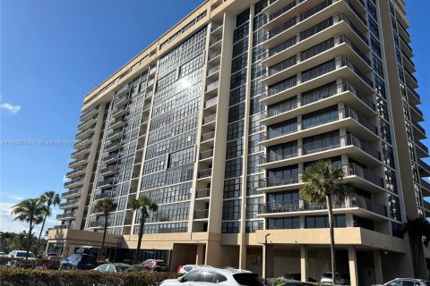 Condo in Hallandale Beach, Florida, 1 bedroom  № 1940748 - photo 21