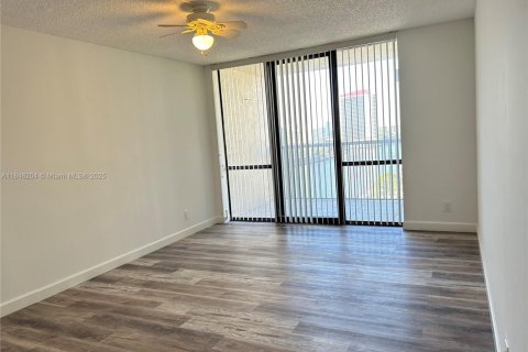 Condo in Hallandale Beach, Florida, 1 bedroom  № 1940748 - photo 12