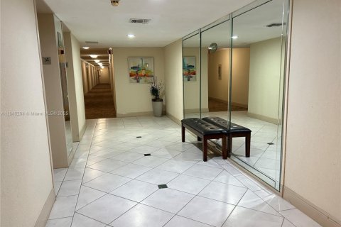 Condo in Hallandale Beach, Florida, 1 bedroom  № 1940748 - photo 17