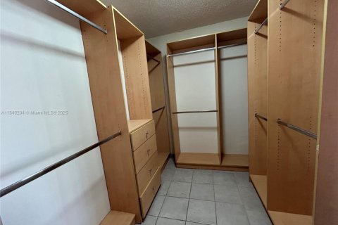 Condo in Hallandale Beach, Florida, 1 bedroom  № 1940748 - photo 13
