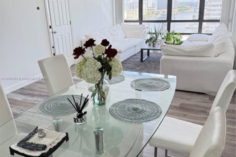 Condo in Hallandale Beach, Florida, 1 bedroom  № 1940748 - photo 24