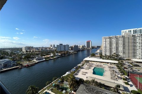 Condo in Hallandale Beach, Florida, 1 bedroom  № 1940748 - photo 15