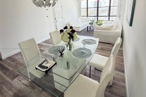Condo in Hallandale Beach, Florida, 1 bedroom  № 1940748 - photo 25