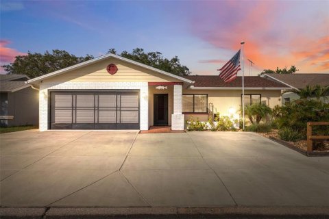 House in Port Richey, Florida 2 bedrooms, 101.08 sq.m. № 1813624 - photo 1