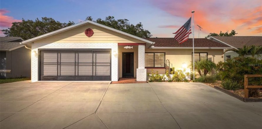 House in Port Richey, Florida 2 bedrooms, 101.08 sq.m. № 1813624