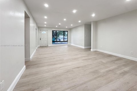 Villa ou maison à vendre à Fort Lauderdale, Floride: 5 chambres, 138.89 m2 № 1948798 - photo 11