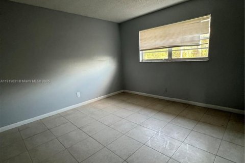 Снять в аренду квартиру в Пемброк-Пайнс, Флорида 2 спальни, 2454.11м2, № 2027392 - фото 4