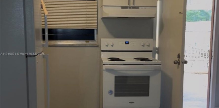 Квартира в Пемброк-Пайнс, Флорида 2 спальни, 2454.11м2 № 2027392