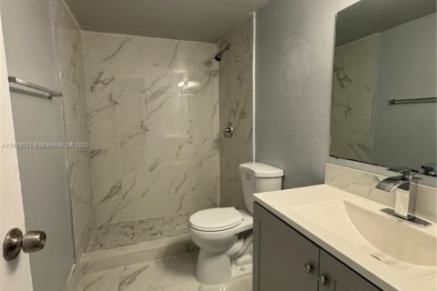 Снять в аренду квартиру в Пемброк-Пайнс, Флорида 2 спальни, 2454.11м2, № 2027392 - фото 3