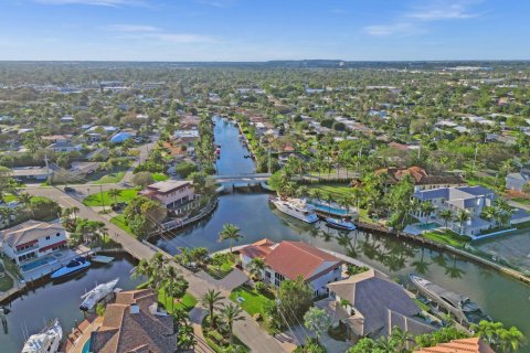 House in Lighthouse Point, Florida 5 bedrooms, 494.89 sq.m. № 921101 - photo 1