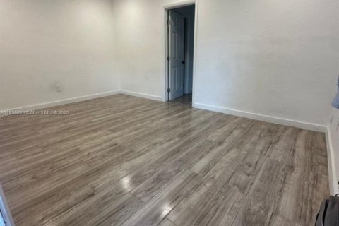 Propiedad comercial en venta en North Miami Beach, Florida, 199 m2 № 1892220 - foto 10
