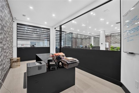 Commercial property in Miami, Florida № 2393031 - photo 22