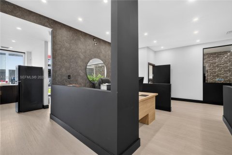 Commercial property in Miami, Florida № 2393031 - photo 10